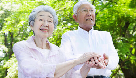 高齢の夫婦が手をとりあっている画像