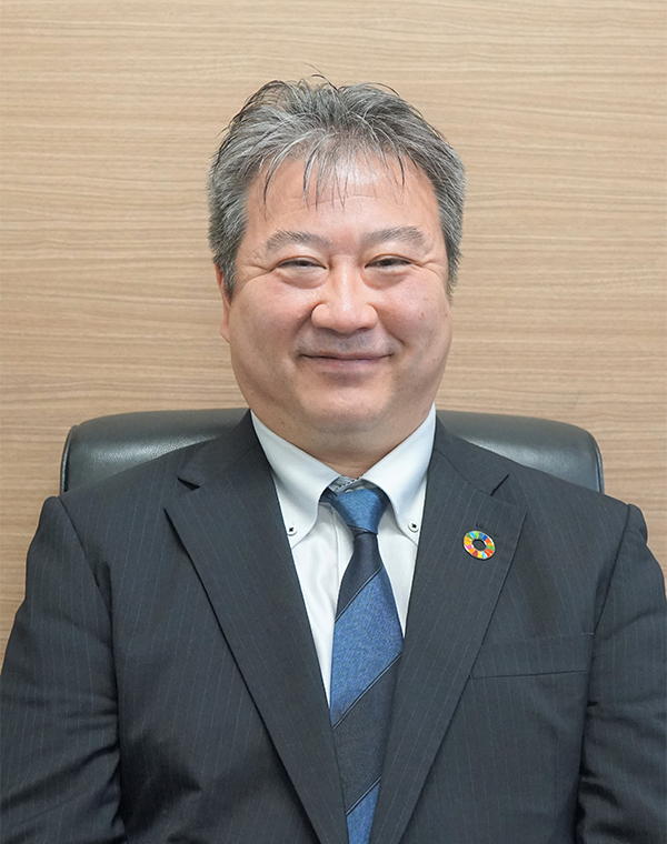 代表取締役社長執行役員、大倉の笑顔の写真。